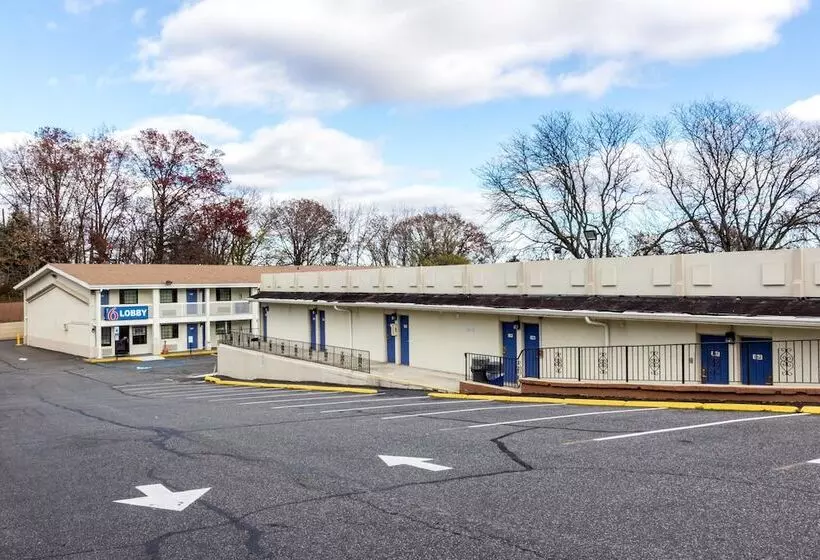 فندق Red Carpet Inn  New Brunswick