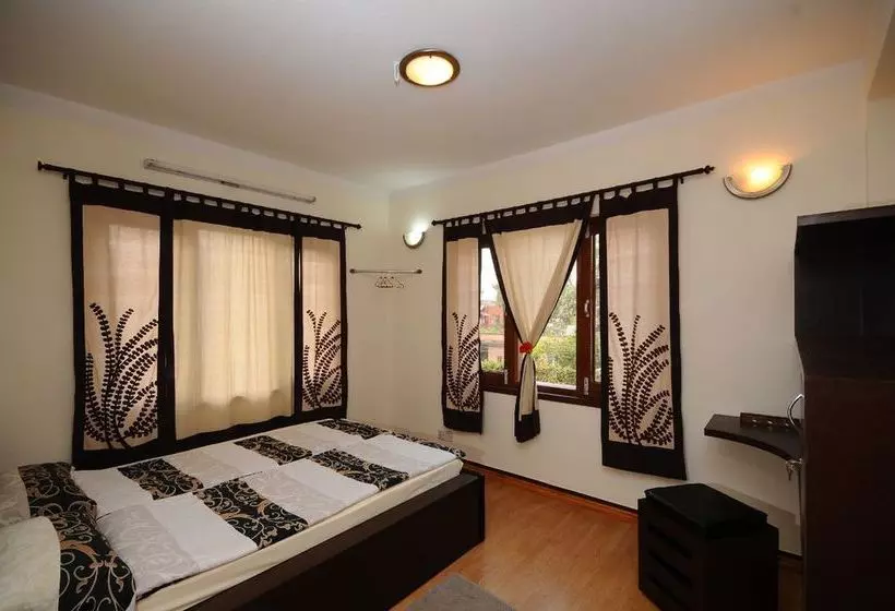 تختخواب و صبحانه At Home Guest House