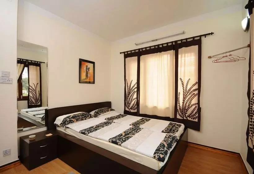 تختخواب و صبحانه At Home Guest House