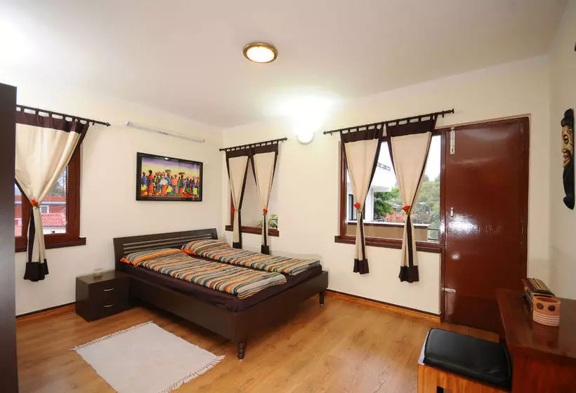 تختخواب و صبحانه At Home Guest House
