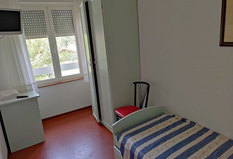 בית מלון כפרי Ristorante Il Grillo