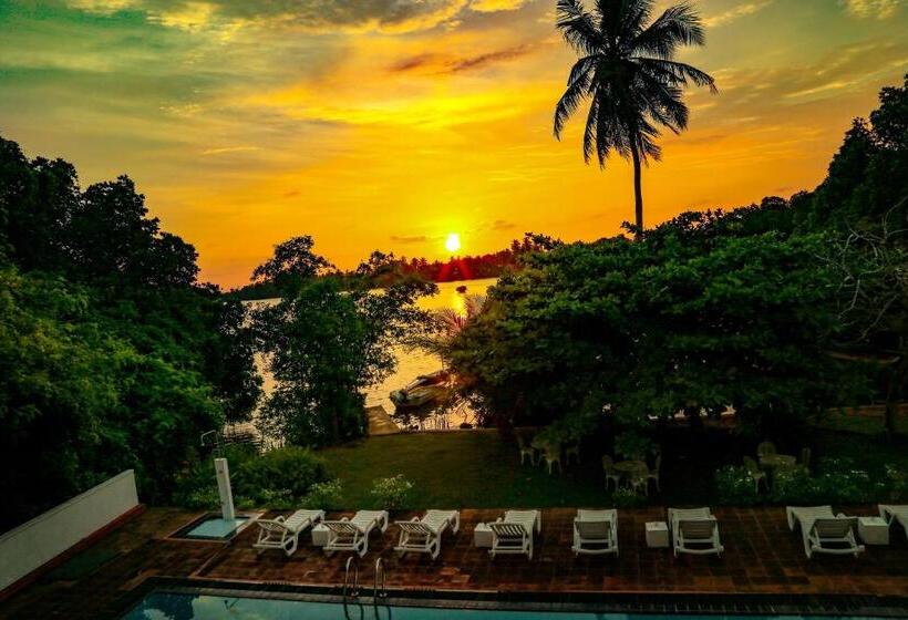 Отель Waterside Bentota