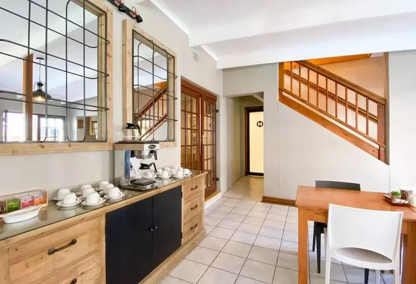 ペンション Loerie Guest Lodge