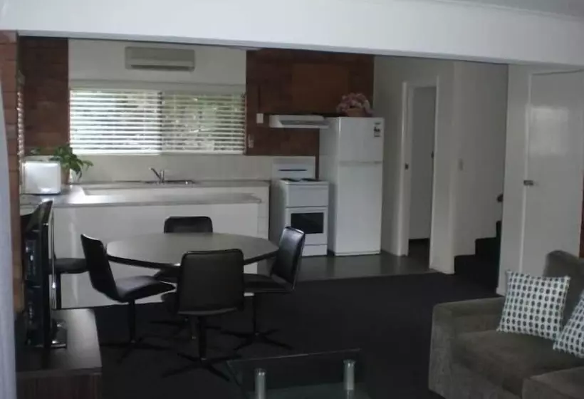 Whiteoaks Motel & Lodges