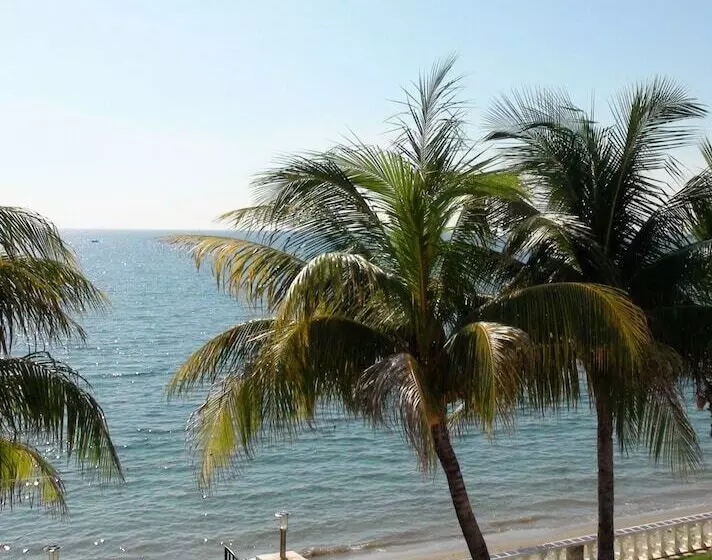 Squares Cafe And Apartments