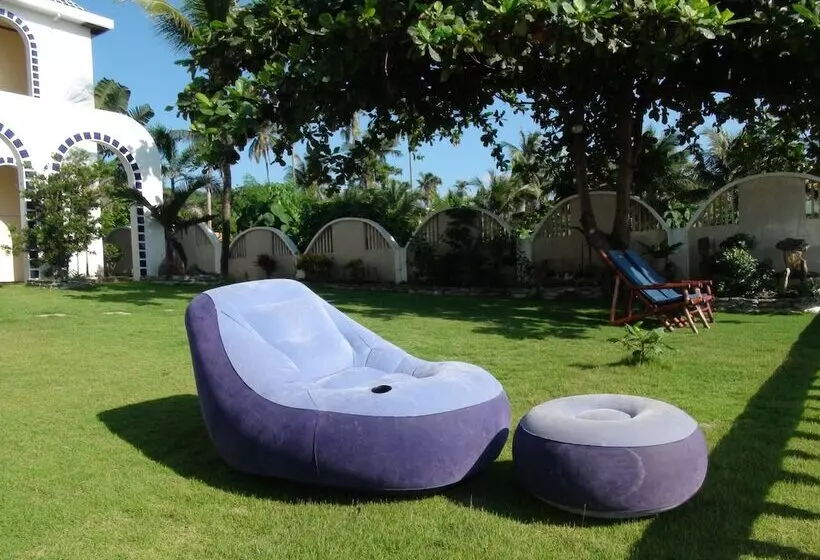 Squares Cafe And Apartments