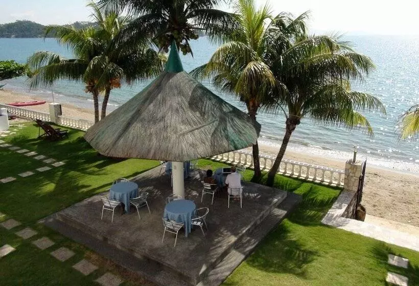 Squares Cafe And Apartments