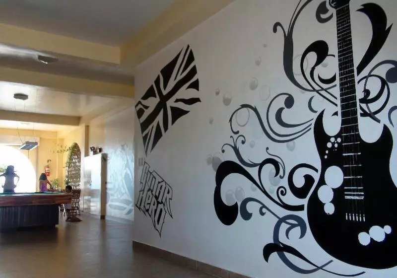 Squares Cafe And Apartments