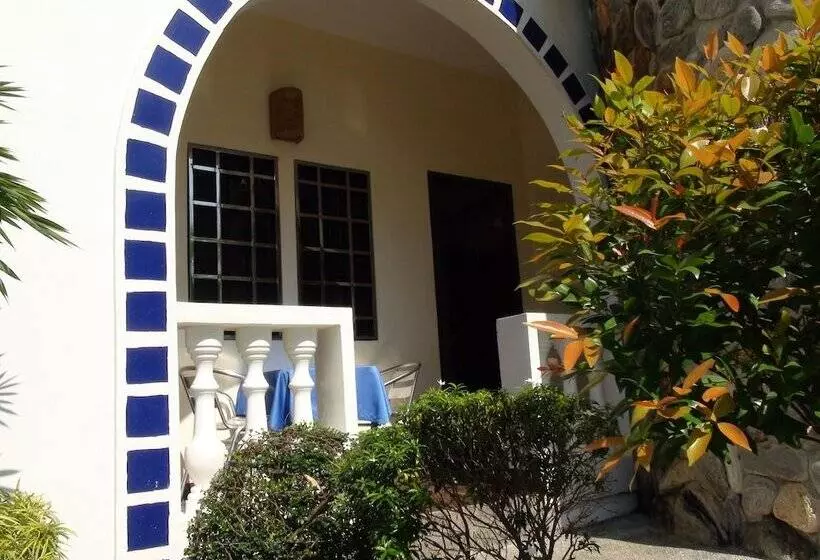 Squares Cafe And Apartments