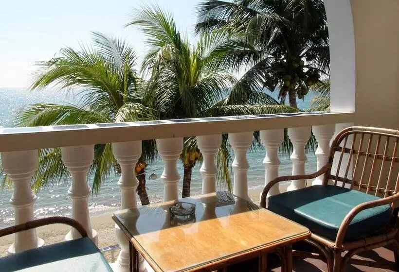 Squares Cafe And Apartments