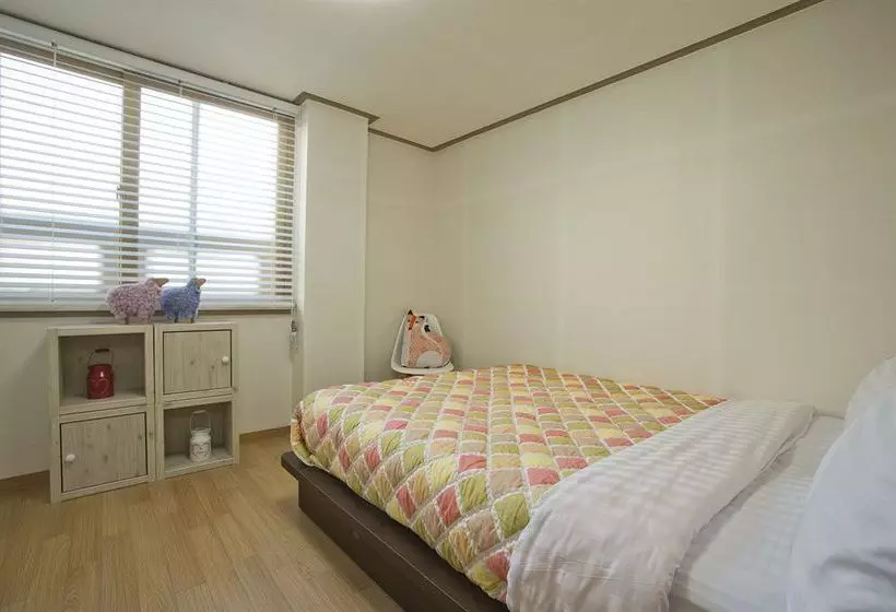 Gaek Guesthouse  Hostel