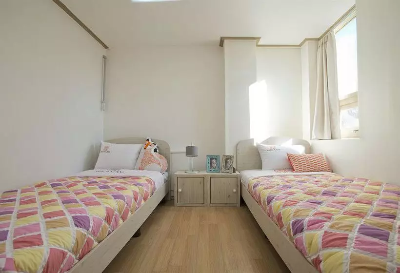 Gaek Guesthouse  Hostel