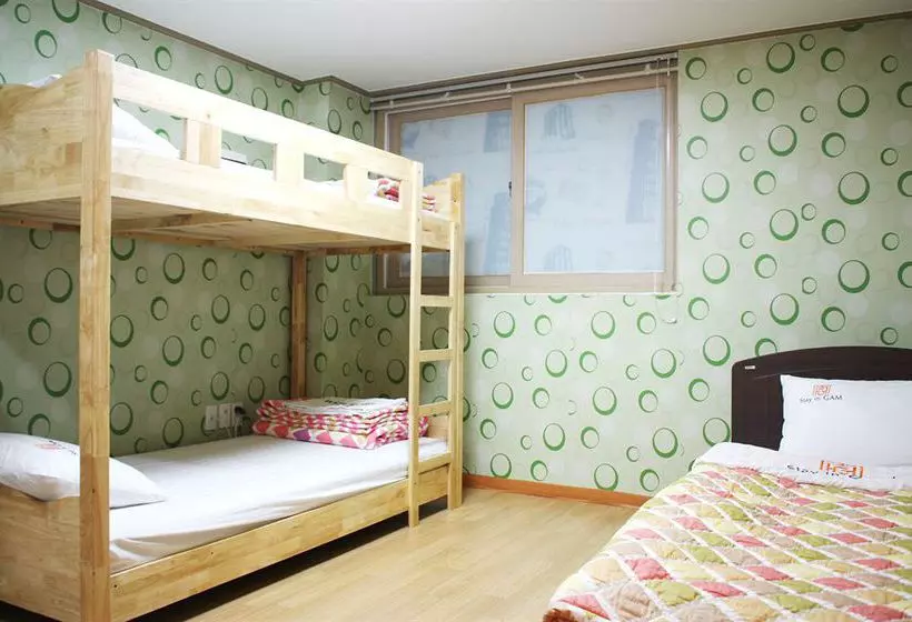 Gaek Guesthouse  Hostel
