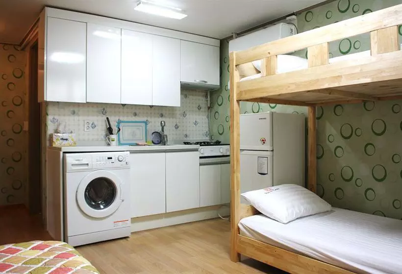 Gaek Guesthouse  Hostel