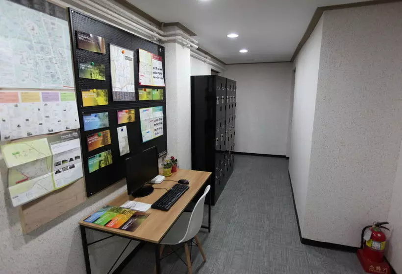 Gaek Guesthouse  Hostel