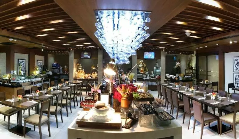 Golden Prince Hotel & Suites