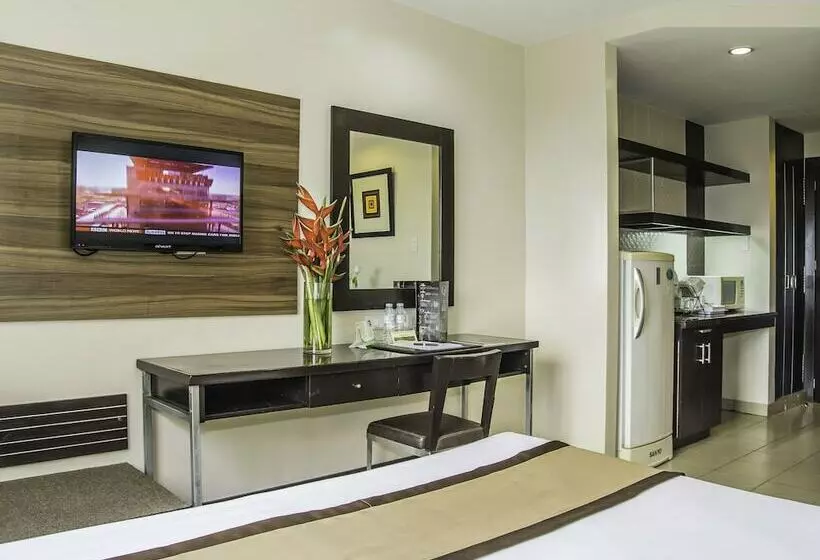 Golden Prince Hotel & Suites