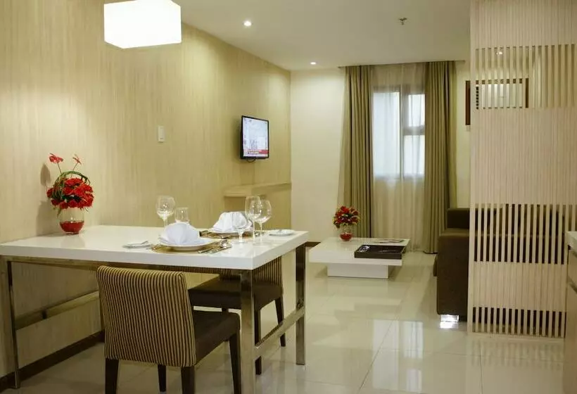 Golden Prince Hotel & Suites