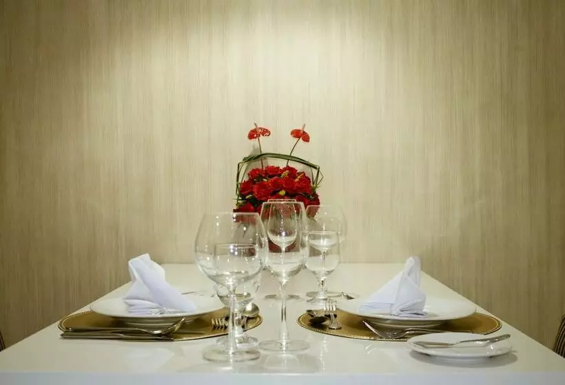 Golden Prince Hotel & Suites