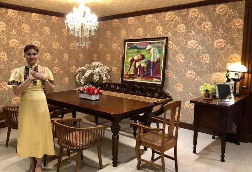 Golden Prince Hotel & Suites