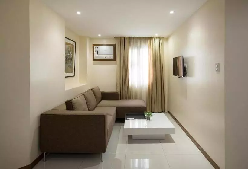 Golden Prince Hotel & Suites