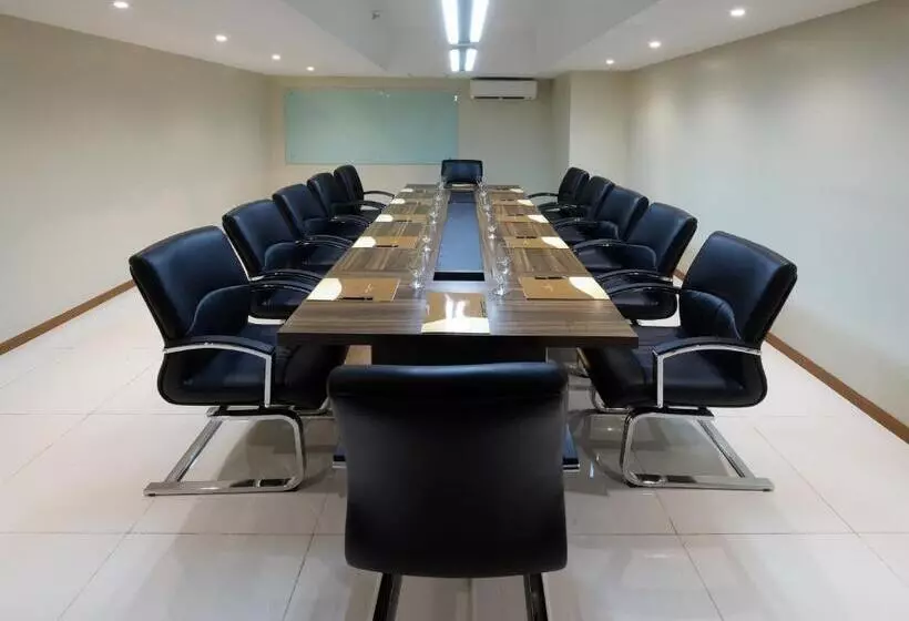 Golden Prince Hotel & Suites