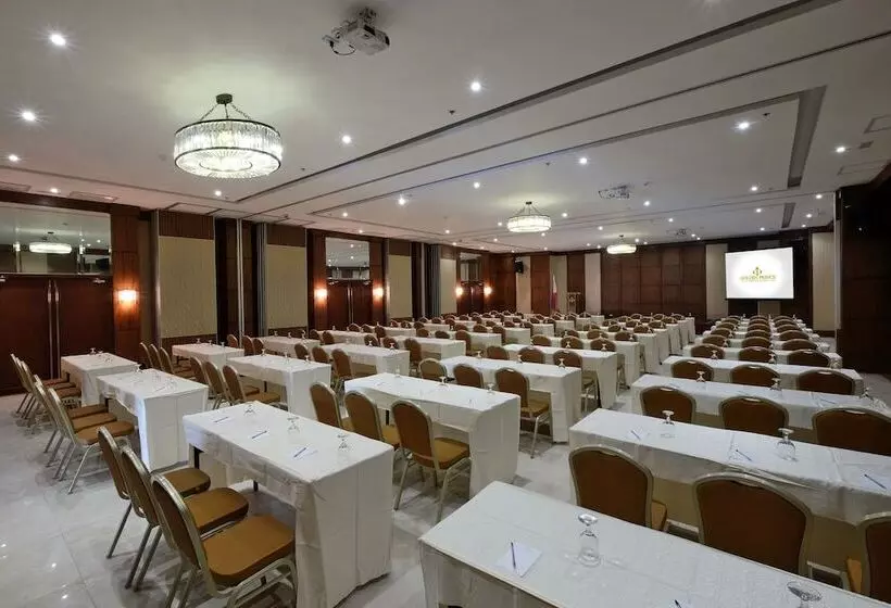 Golden Prince Hotel & Suites