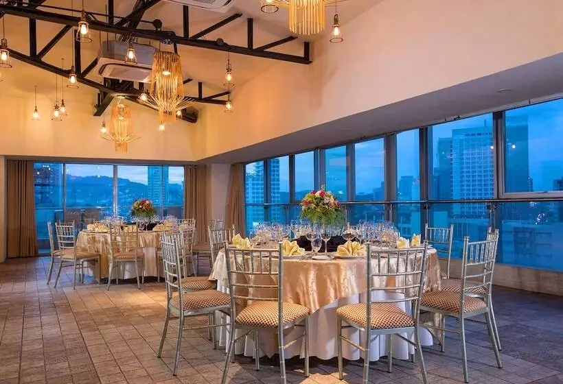 Golden Prince Hotel & Suites