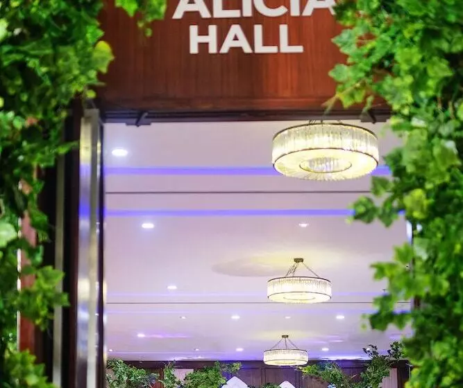 Golden Prince Hotel & Suites