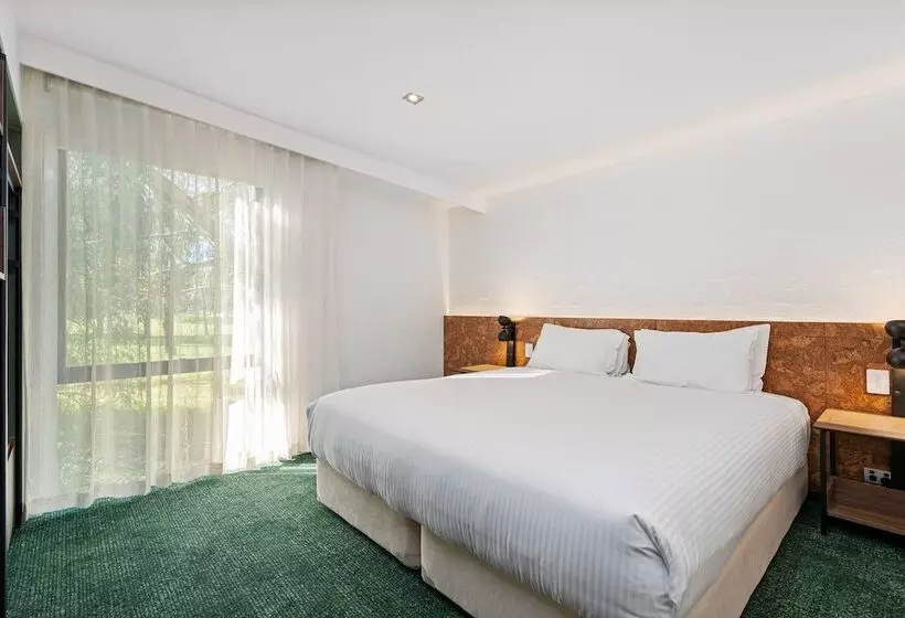 هتل Eden Oak Geelong