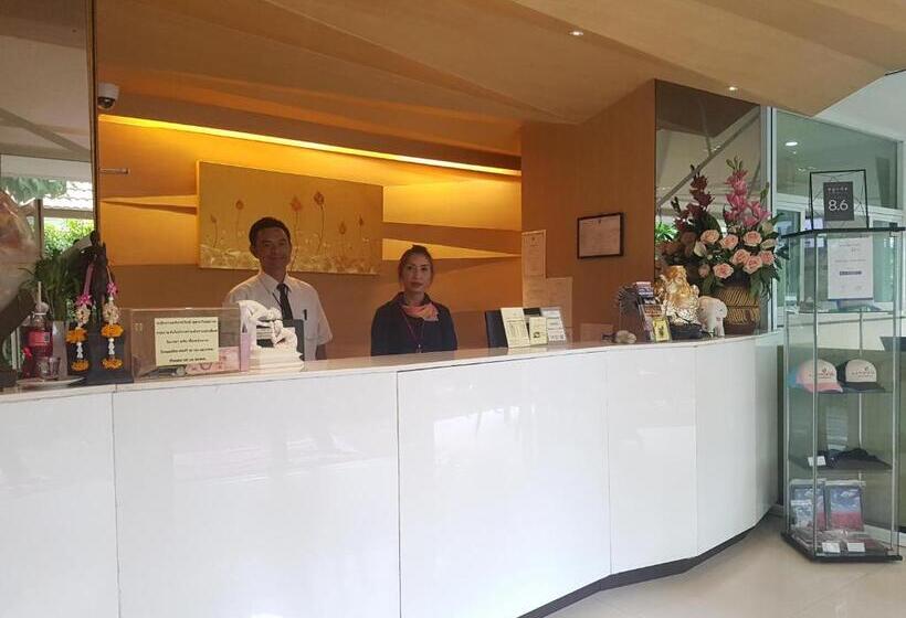 ホテル Kavinburi Green