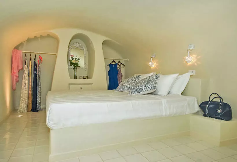 Luna Santorini Suites
