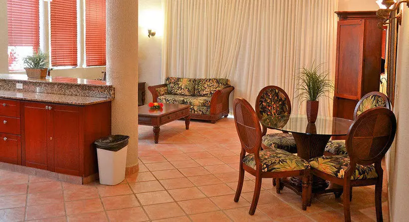 هتل Las Sirenas By Mayan Princess Rooms