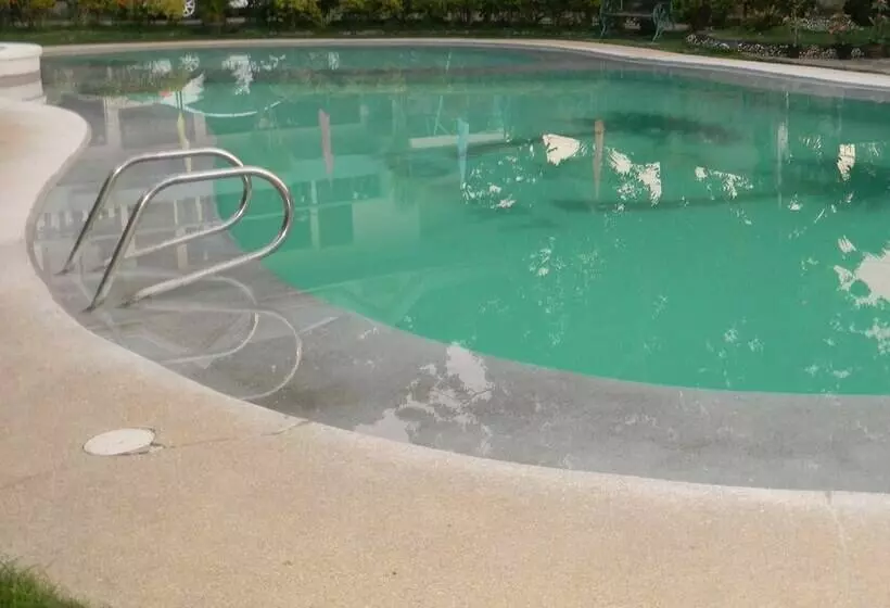 Tr3ats Guest House Bohol Hostel