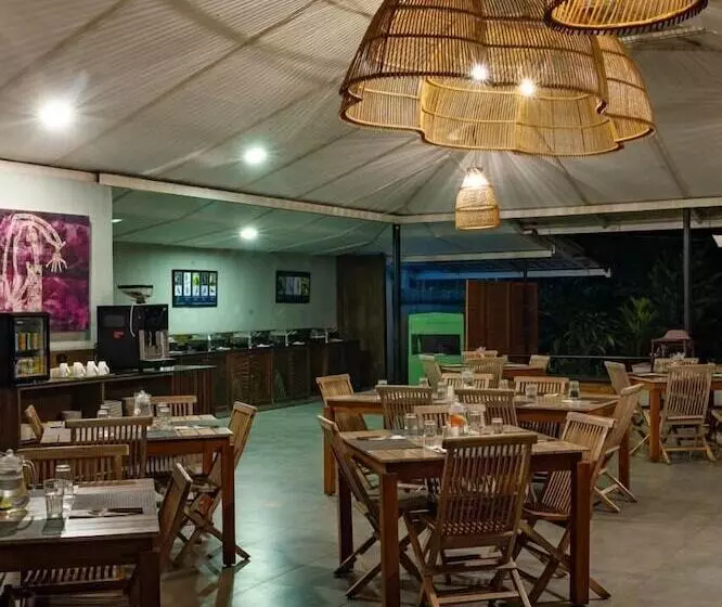 ホテル Machaan Wilderness Lodge Nagarahole