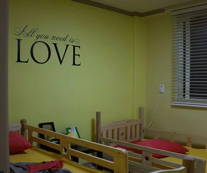 فندق صغير Egg House Sokcho Guesthouse