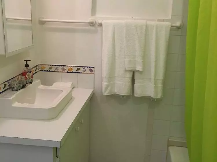 Eldemire's Tropical Island Inn