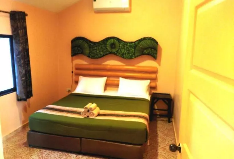 בית מלון כפרי Tropical Garden Kamala Resort