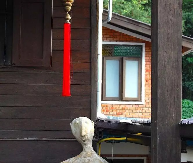 פנסיון Swiss Lanna Lodge