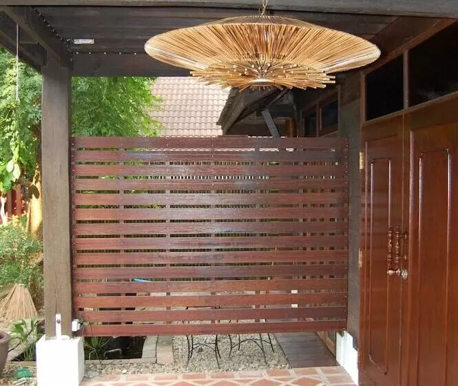 פנסיון Swiss Lanna Lodge