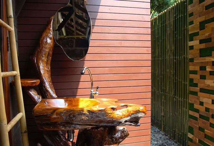 פנסיון Swiss Lanna Lodge