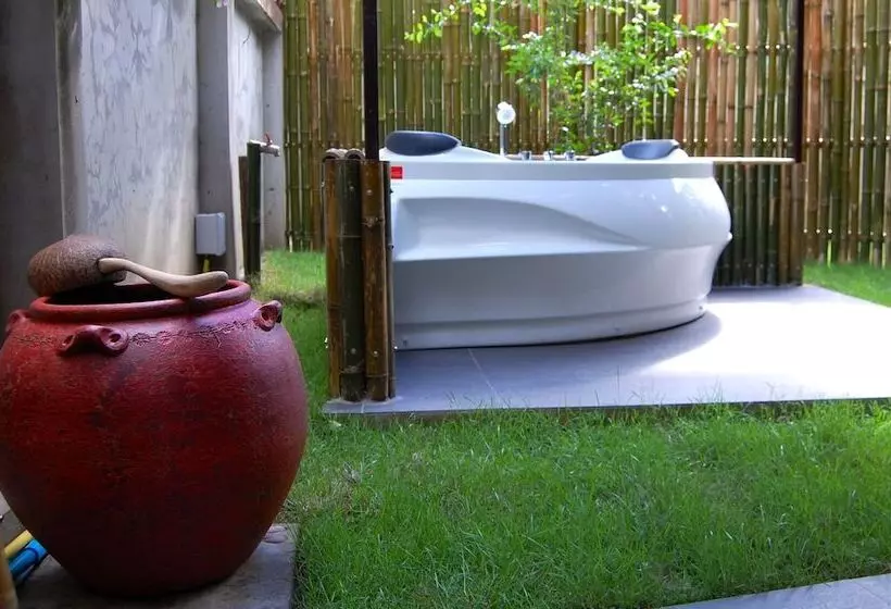 פנסיון Swiss Lanna Lodge