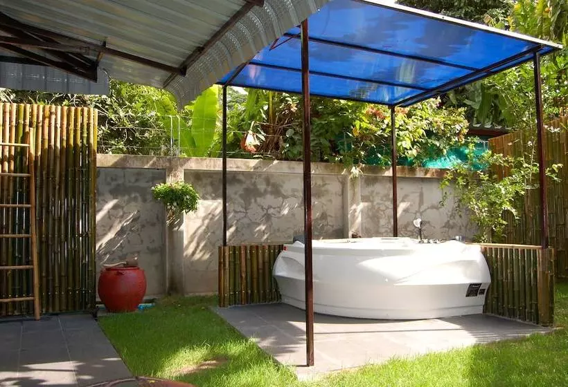 פנסיון Swiss Lanna Lodge