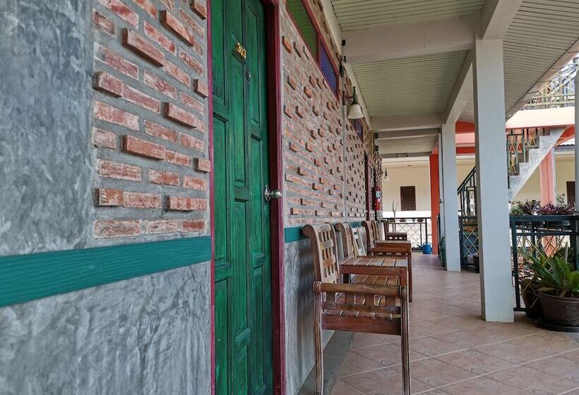 Отель Baan Por Jai