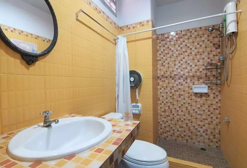 Отель Baan Por Jai