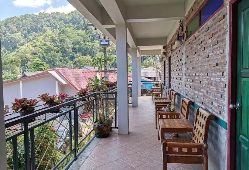 Отель Baan Por Jai