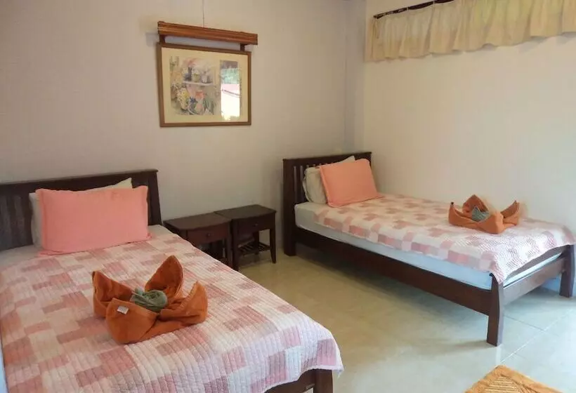 Отель Baan Por Jai