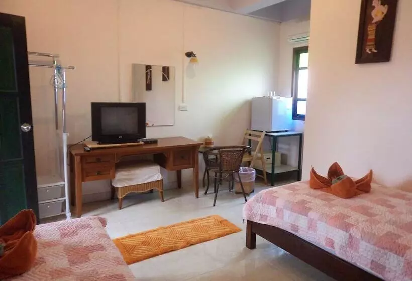 Отель Baan Por Jai