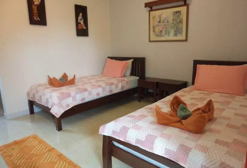 Отель Baan Por Jai