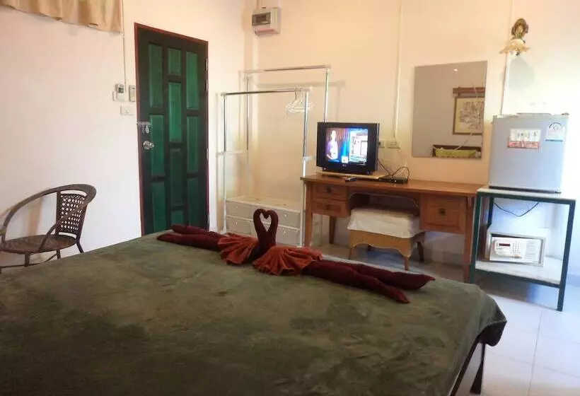 Отель Baan Por Jai